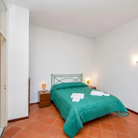 Lady Elena Conca dei Marini